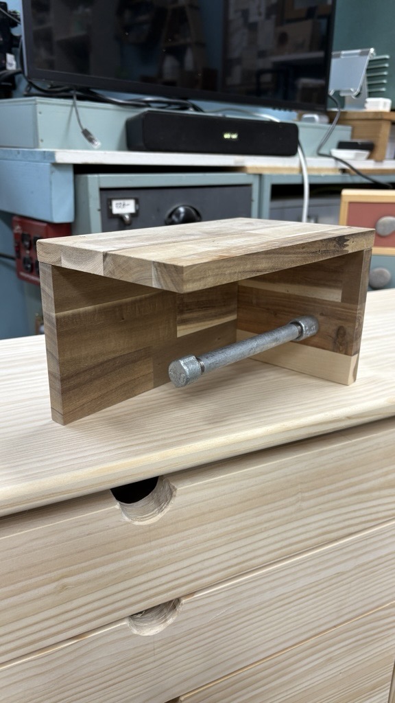 鉄管と端材でトイレットペーパーホルダーをDIY！手作りアイデア
