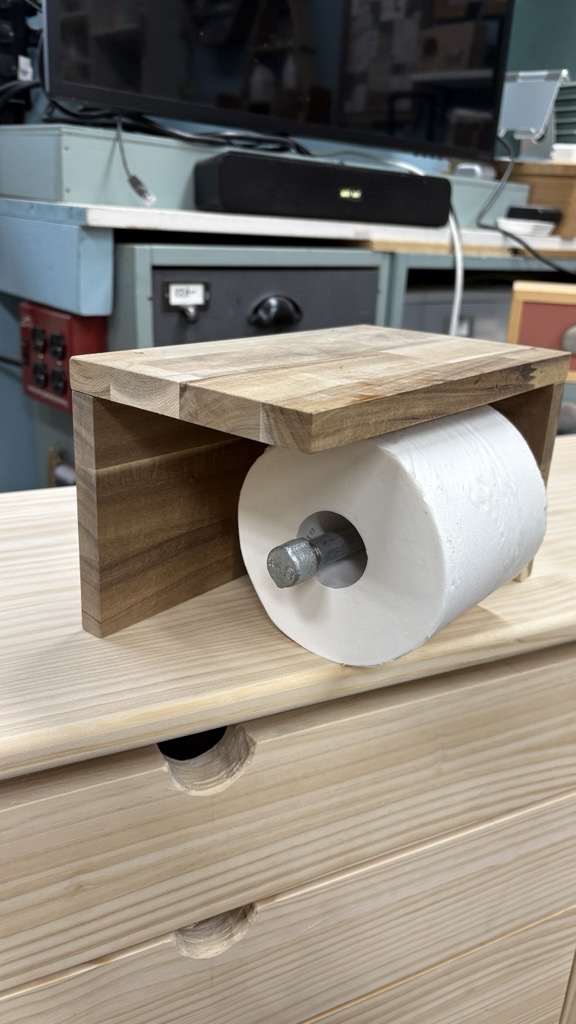 鉄管と端材でトイレットペーパーホルダーをDIY！手作りアイデア