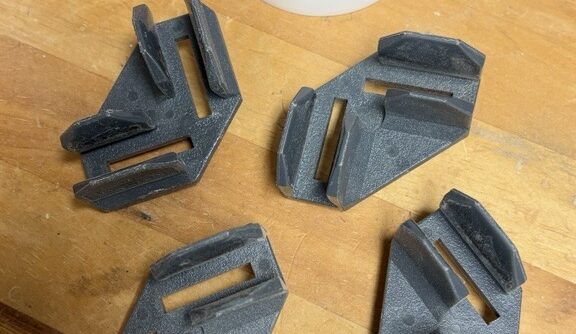 シンプルなコーナークランプ｜DIYのネジ打ちを楽にする便利な工具