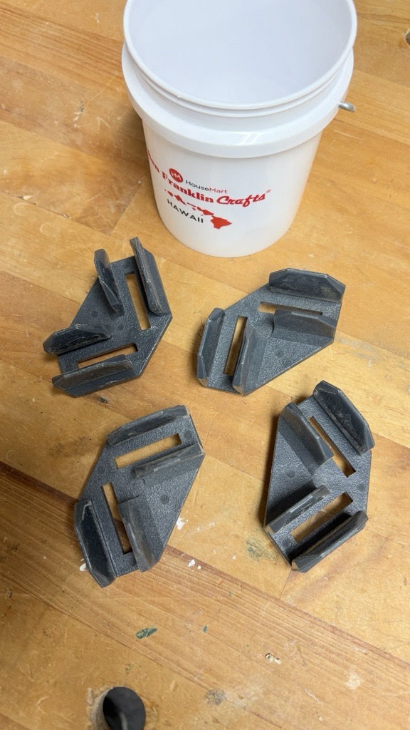 シンプルなコーナークランプ｜DIYのネジ打ちを楽にする便利な工具